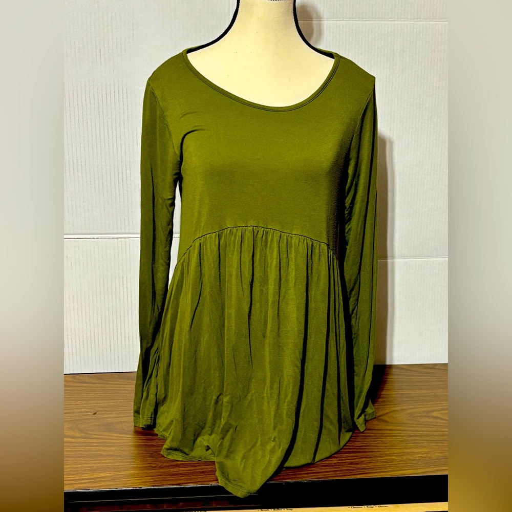 1.4.3 Olive Green Long Sleeve Women's To size medium 28” length 17” p2p